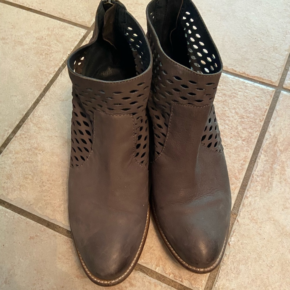 ❌SOLD❌ Women’s size 9.5 Bootie - Picture 2 of 5